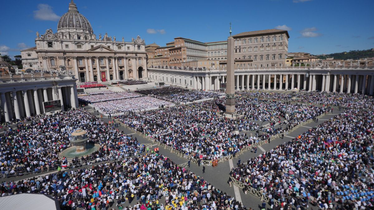 La plaza de San Pedro abarrotada de fieles, religiosos y representantes de más de un centenar de países en la despedida de Francisco.