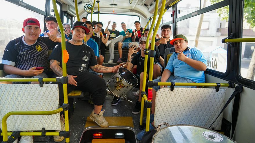 "Para ganarle al peronismo hay que sacarle sus símbolos": la intimidad de un micro que trasladó militantes de LLA