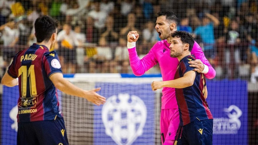 Jugadores del Levante UD FS celebran su gol ante el Córdoba Patrimonio