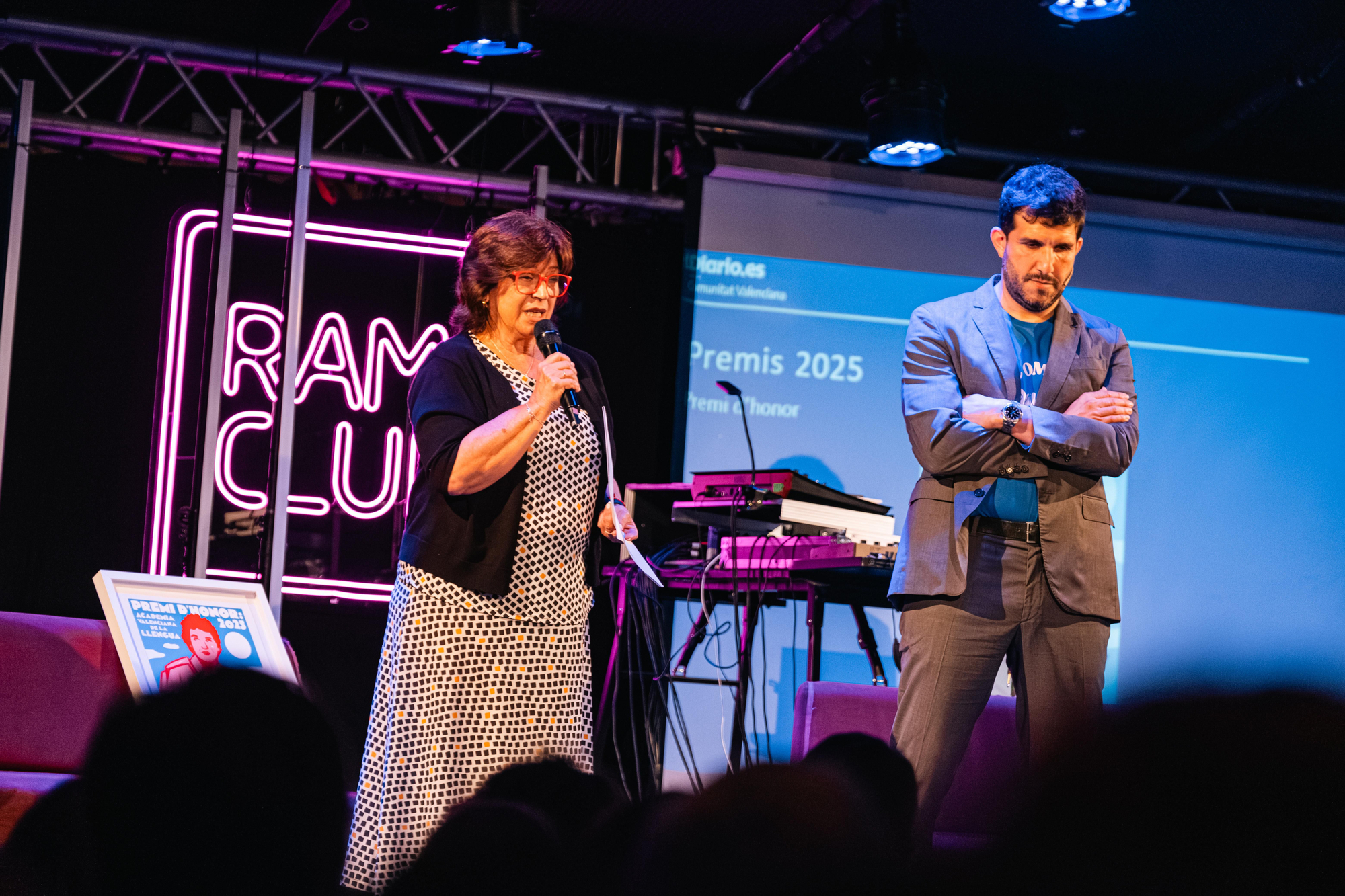 Verònica Cantó, presidenta de l'Acadèmia Valenciana de la Llengua, rep el premi d'Honor a la I Festa pel Valencià d'elDiario.es.
