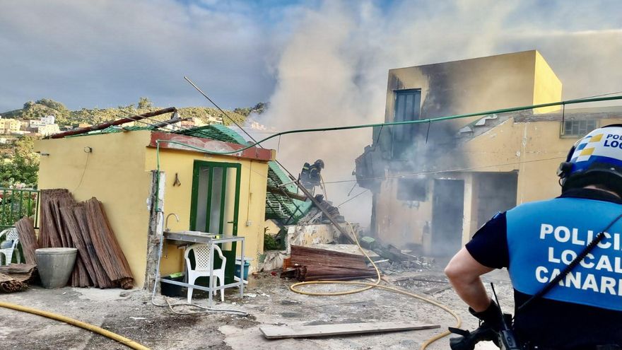 Explota, se incendia y se desploma parte de una vivienda en La Laguna