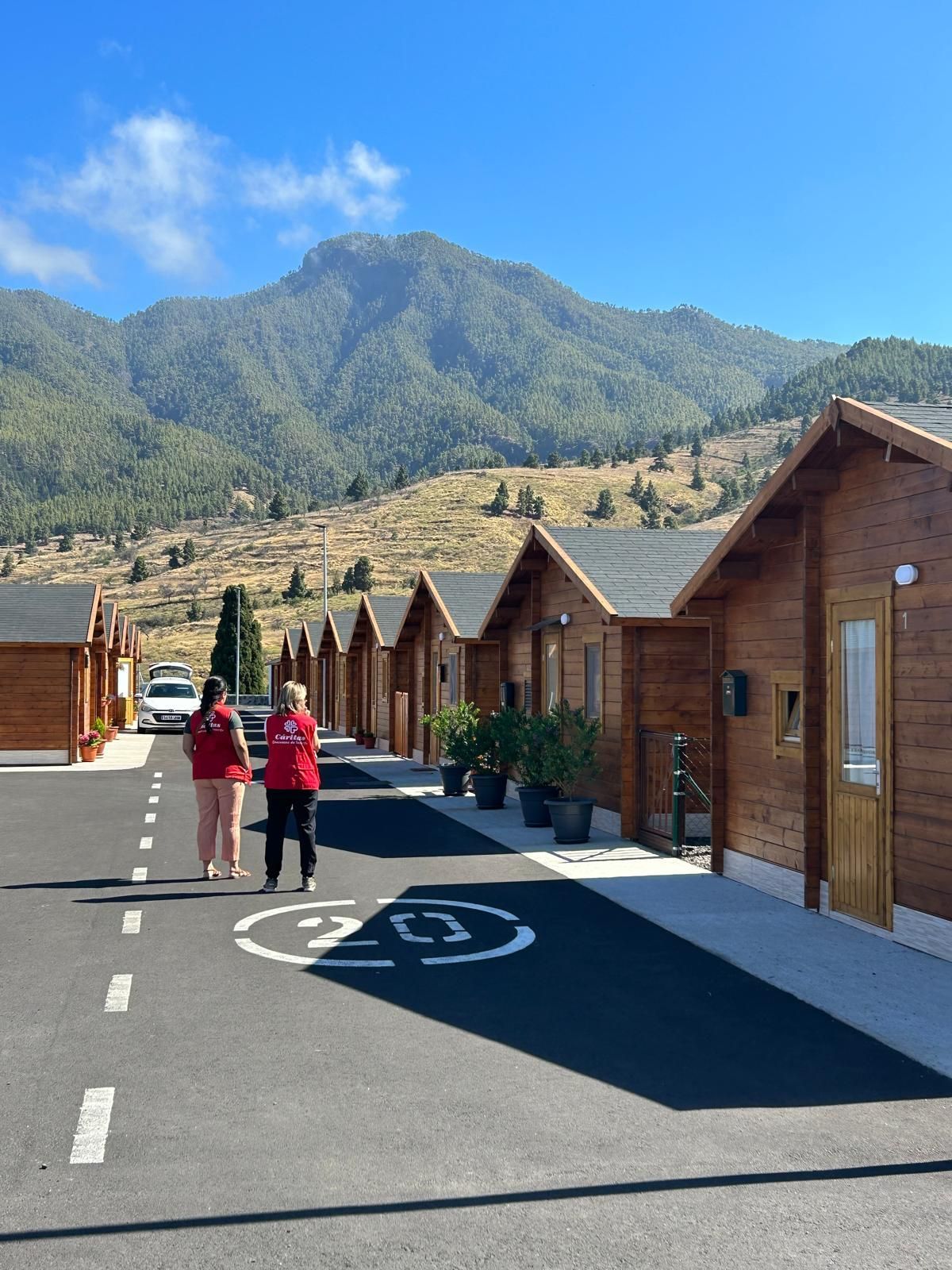 Dos voluntarias de Cáritas Diocesana de Tenerife en la zona de las casas de madera  de El Paso donde se alojan personas afectadas por la erupción del volcán Tajogaite.