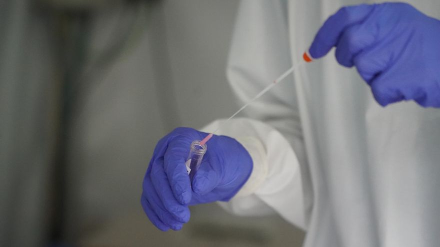 Trabajadores sanitarios realizan test de Covid-19