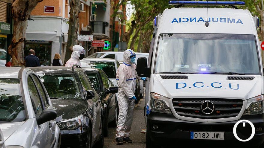 Personal sanitario recogen a una paciente para trasladarla al Hospital Reina Sofía