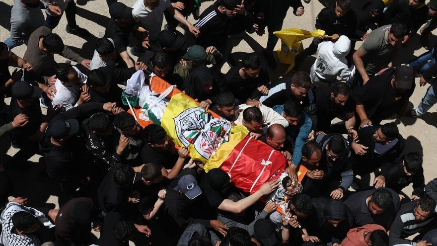 Asistentes portan el cuerpo de Marzouq Abu Naim durante su funeral en la aldea de Al-Mughayyir, al este de Ramala, en Cisjordania, el 22 de abril.