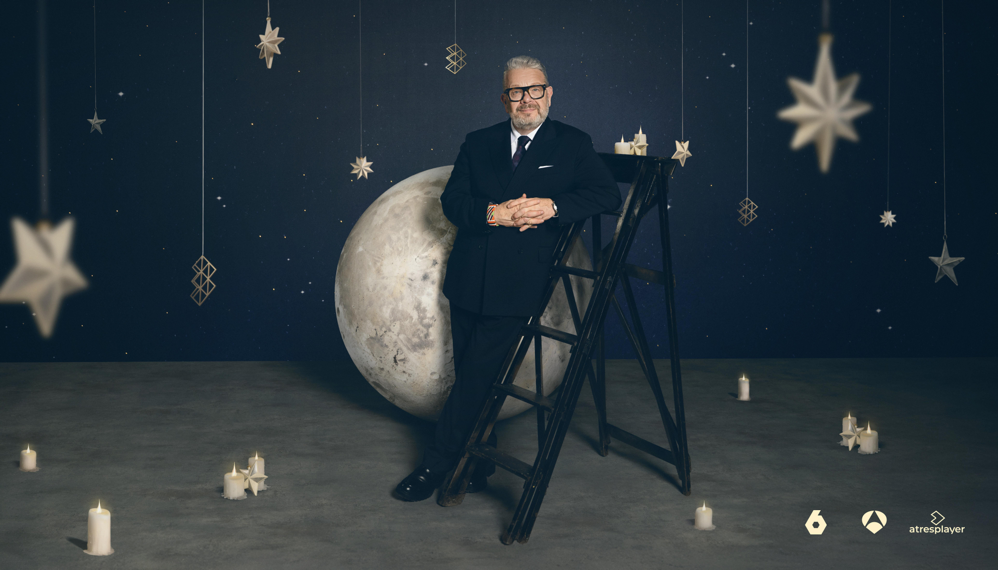 Cristina Pedroche y Alberto Chicote posan antes de las Campanadas 2025 - 2026 de Atresmedia