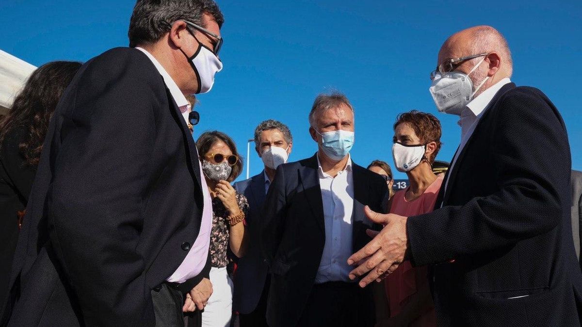 El ministro de Migraciones, José Luis Escrivá, el presidente del Gobierno de Canarias, Ángel Victor Torres, el Cabildo de Gran Canaria, Antonio Morales, y la alcaldesa de Mogán, Onalia Bueno.
