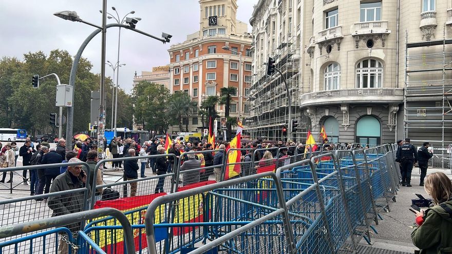 Manifestantes contra la investidura de Pedro Sánchez