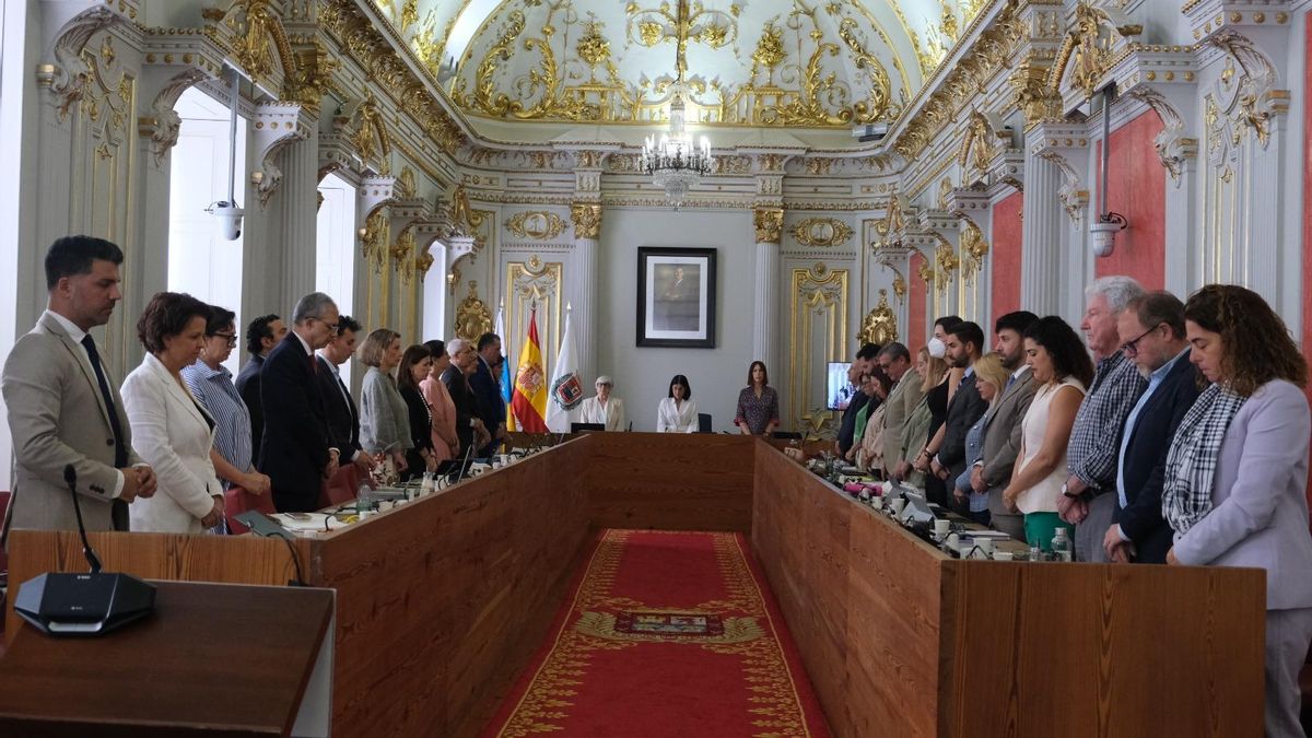 Minuto de silencio en el Pleno del Ayuntamiento de Las Palmas de Gran Canaria por el asesinato de una mujer en El Zardo