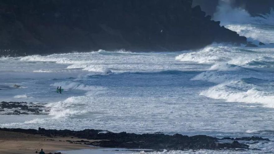 Alerta en Canarias por olas de hasta cinco metros y vientos de hasta 90 kilómetros por hora