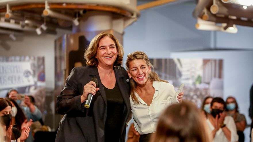 La alcaldesa de Barcelona, Ada Colau (i) y la vicepresidenta segunda del Gobierno y ministra de Trabajo y Economía Social, Yolanda Díaz (d), en el encuentro 'El feminismo de la cuarta ola: una nueva generación de derechos feministas', en el Espacio Bertelsmann, a 1 de octubre de 2021, en Madrid (España).