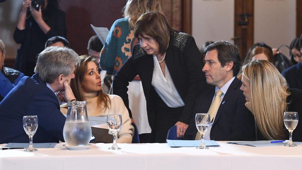 Patricia Bullrich conversa con los aliados Eduardo Vischi (UCR), Flavia Royón (Salta), Martín Goerling (PRO) y Carolina Losada UCR)