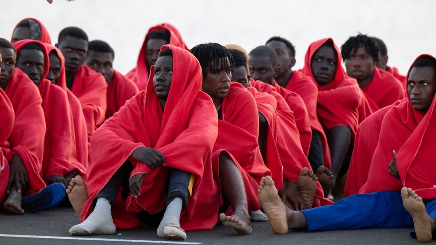 Salvamento Marítimo traslada a Fuerteventura a 50 personas rescatadas de una neumática