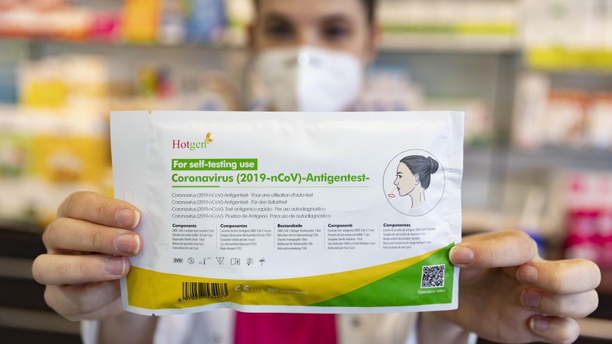 Una farmacéutica muestra un test de antígenos