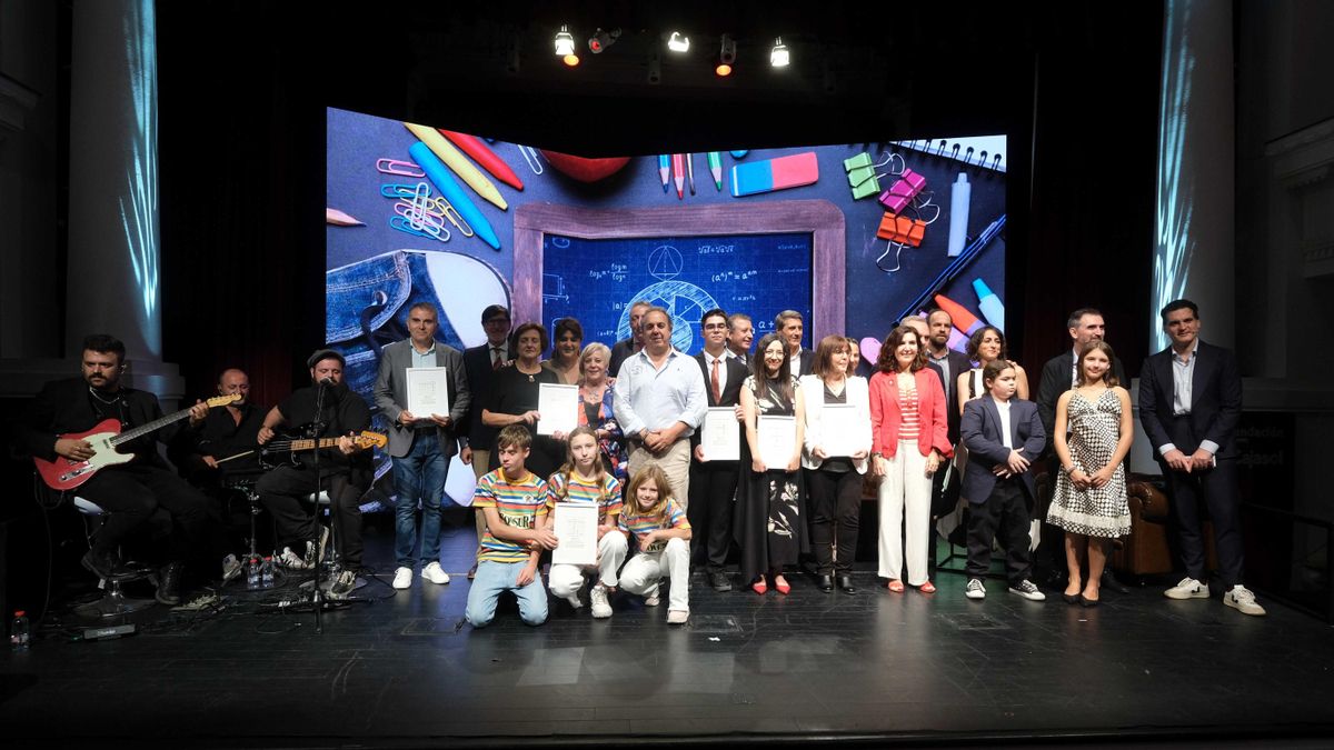 Foto de familia de los premiados al finalizar la gala