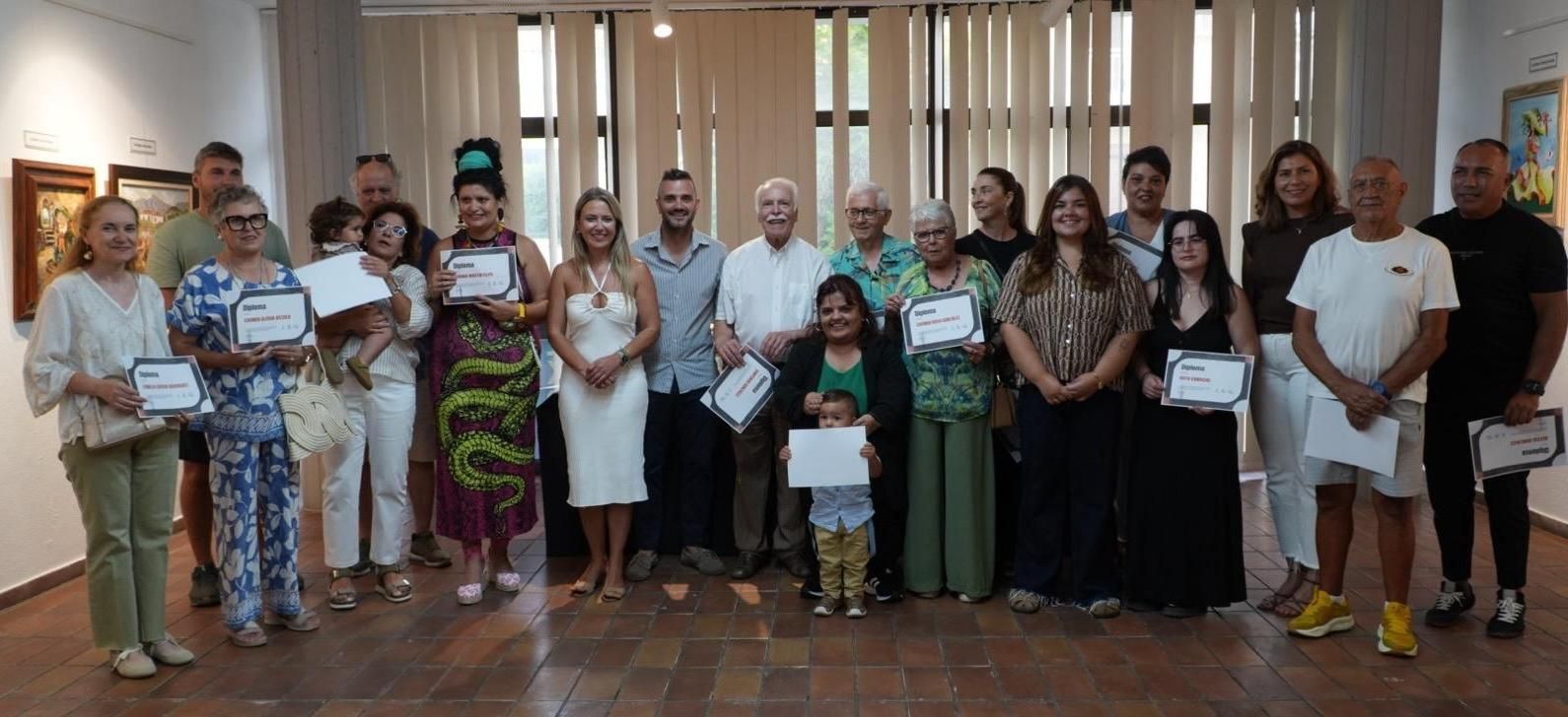 El Paso exhibe el talento de 22 artistas locales en una exposición por las Fiestas del Pino.