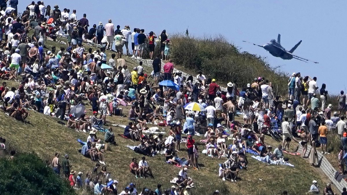 El F-18 sobrevolando las playas de Gijón, el 27 de julio de 2025