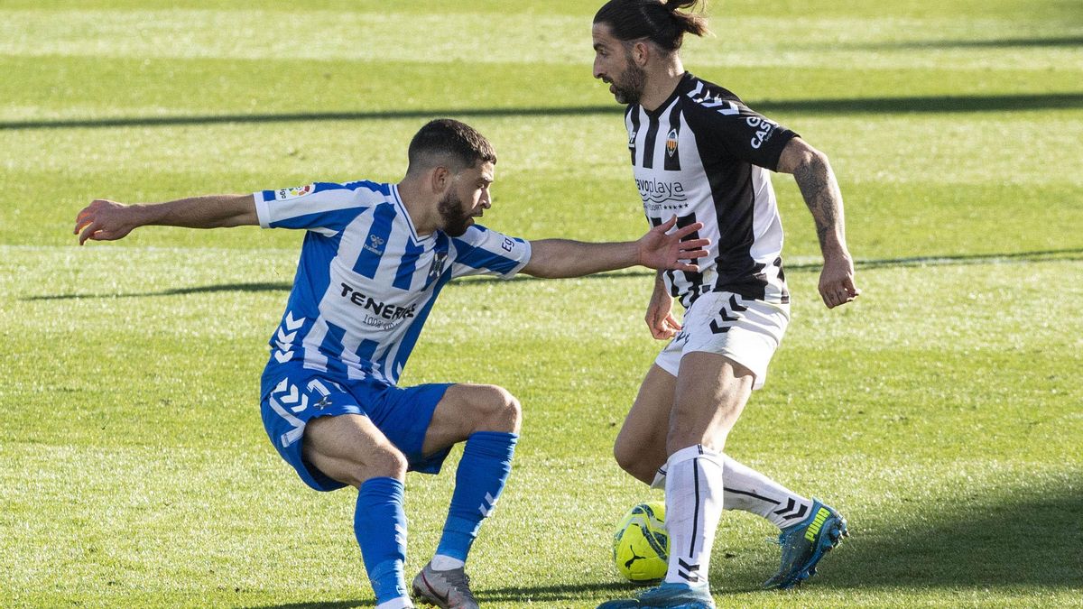 Marc Mateu encara a Shashoua en un Castellón-Tenerife