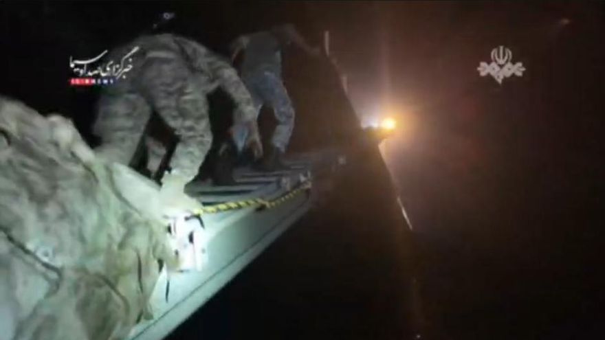 Captura de pantalla de un vídeo de la Armada de Irán incautando un petrolero al que acusa de intentar "interrumpir" las exportaciones de crudo, difundido por la agencia Tasnim
