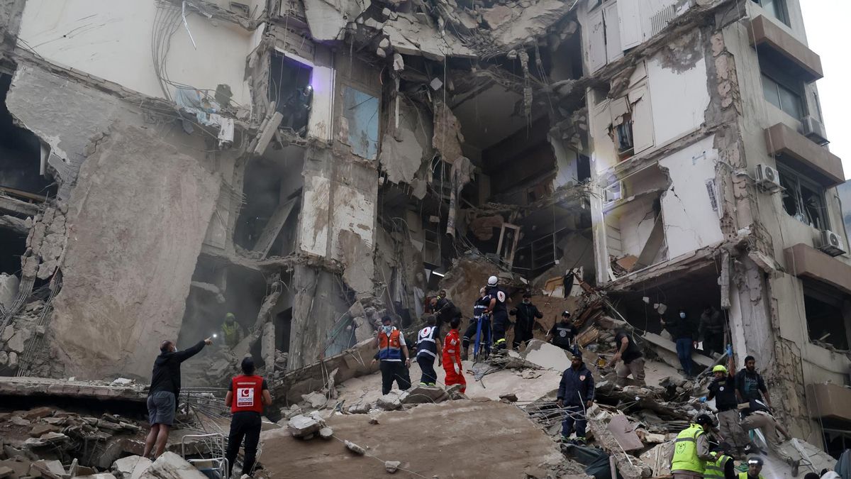 Equipos de emergencia buscan a supervivientes entre los escombros de un edificio derruido por un ataque israelí en Beirut, el 8 de abril de 2026.