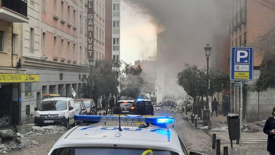 Un coche de policía municipal llega a la calle Toledo tras una fuerte explosión que ha hundido tres plantas de un edificio, en Madrid.