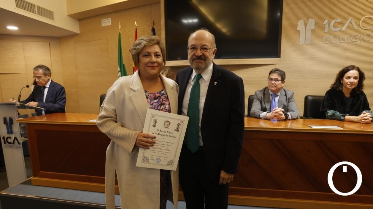 Entrega de diplomas a las personas colegiadas que cumple 50 y 25 años de abogacía.