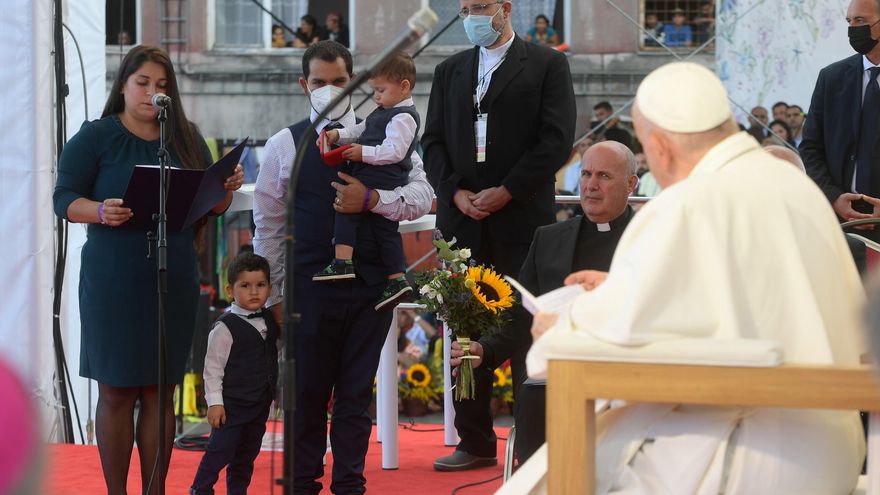 Miles de eslovacos gitanos saludan en romaní al papa Francisco