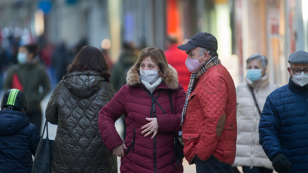 Un hombre y una mujer con mascarilla