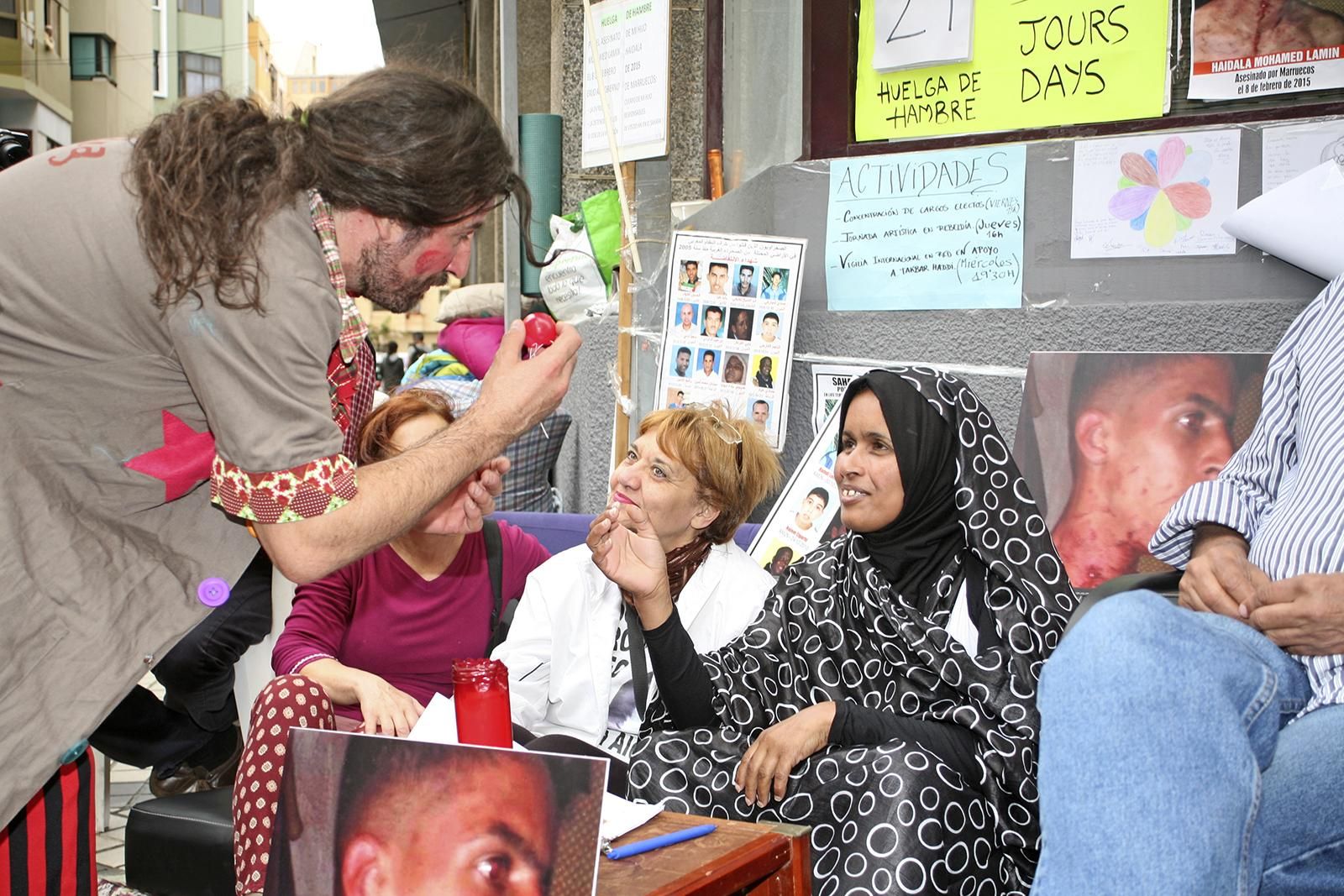 Performance frente al Consulado de Marruecos de Pallasos en Rebeldía (ALEJANDRO RAMOS)