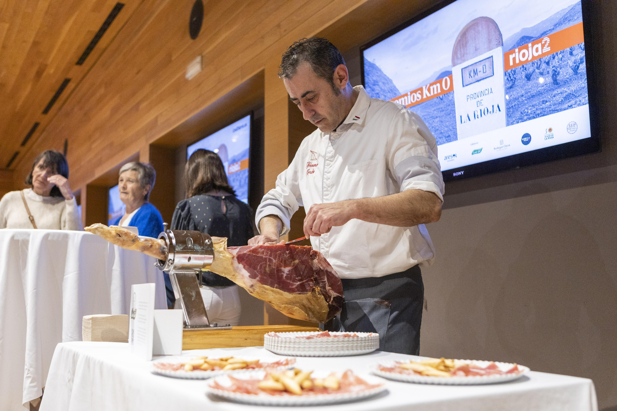 También hubo tiempo para disfrutar del jamón de Embutidos Luis Gil