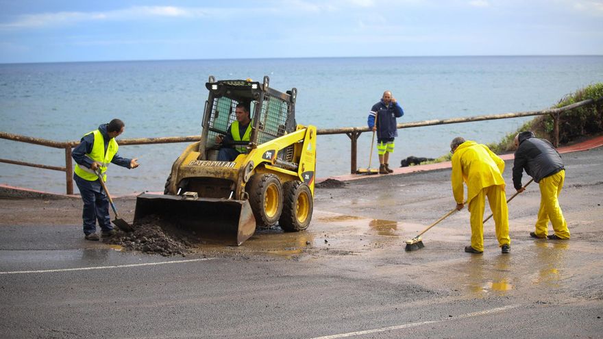 Efectos tras el paso de la borrasca Claudia en la costa de La Palma, donde el miércoles se recogieron más de 100 litros de agua por metro cuadrado en varios puntos de la isla.