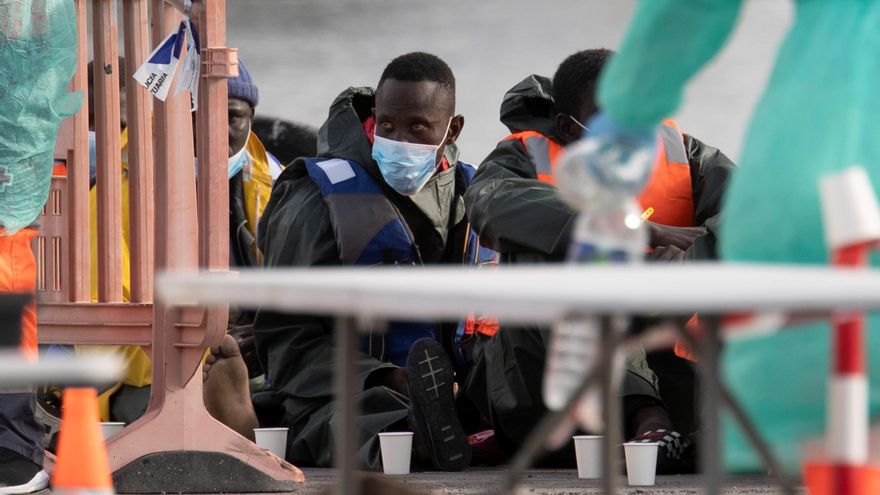Salvamento Marítimo ha trasladado este viernes al puerto de los Cristianos, en Tenerife, a los 59 ocupantes de una embarcación que fue localizada en las cercanías de la costa de la isla.