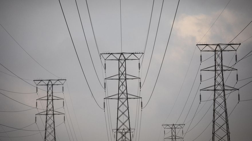 Un tendido eléctrico, en una fotografía de archivo. EFE/EPA/KIM LUDBROOK