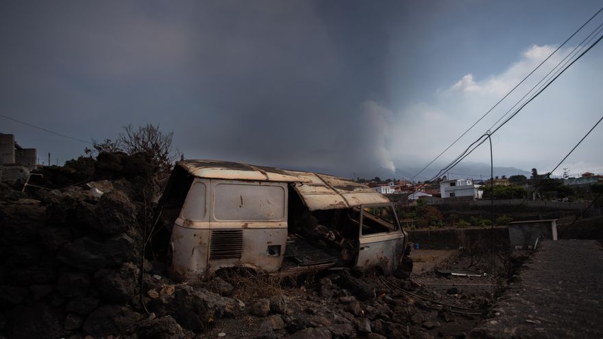 Una furgoneta calcinada por el incendio de agosto frente al volcán en erupción de La Palma