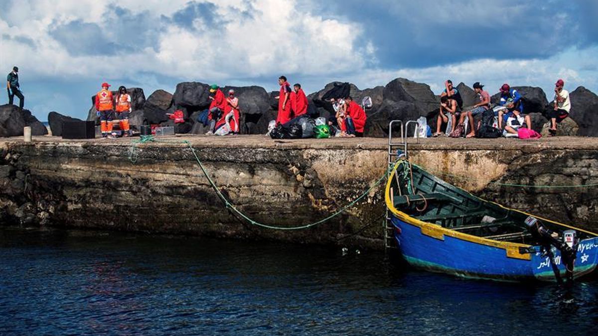 Salvamento Marítimo rescata a 37 personas de una patera localizada en Lanzarote