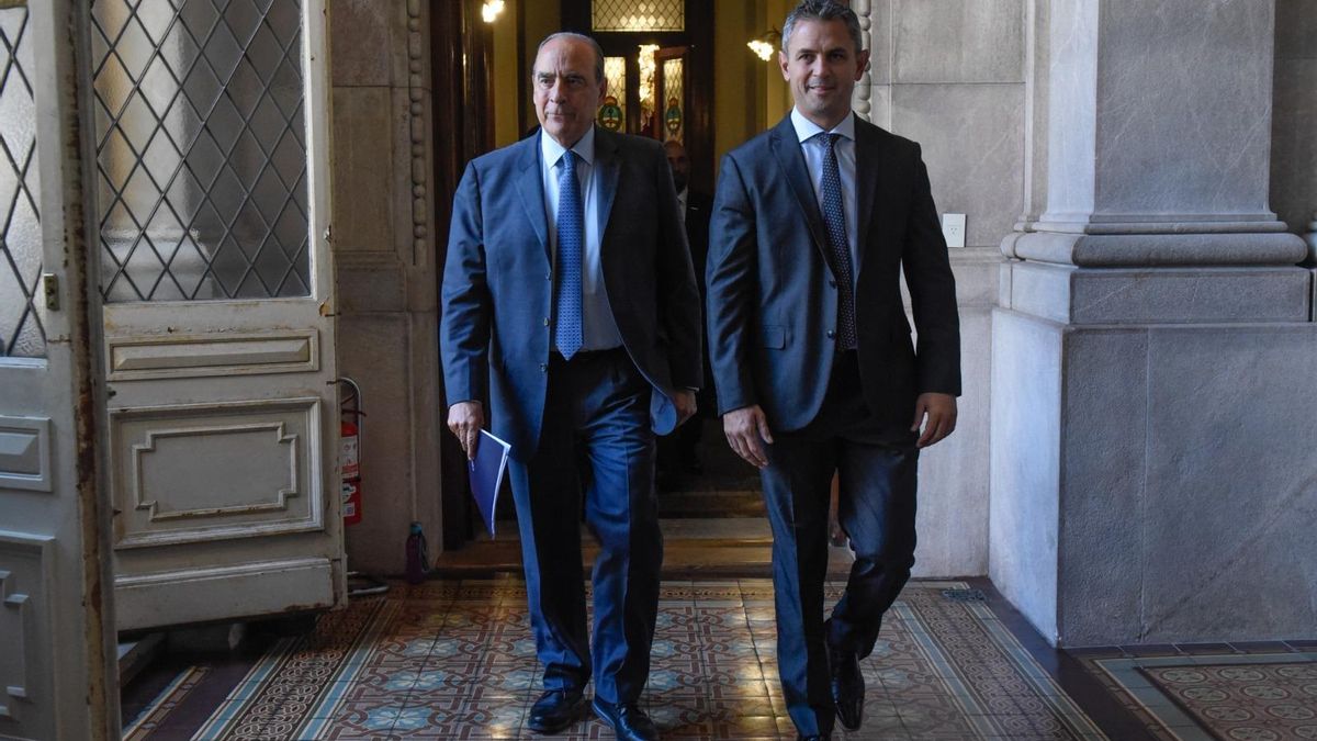 Francos y Menem, este miércoles, antes de la sesión informativa en Diputados.