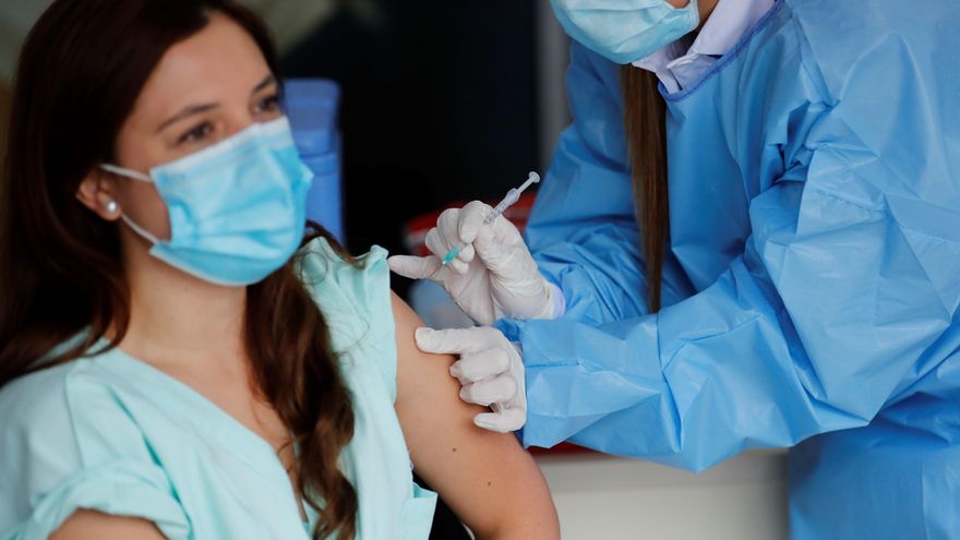 El Ministerio de Salud de Colombia informa que en el país se han administrado 44.539.835 dosis de vacunas anticovid y 19.640.435 personas ya tienen el esquema completo de inmunización. En la imagen un registro de archivo de una mujer al ser vacunada contra la covid-19, en Bogotá (Colombia). EFE/Mauricio Dueñas