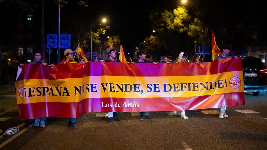 Manifestantes en la plaza Artós de Barcelona contra la amnistía a los investigados del 'procés'