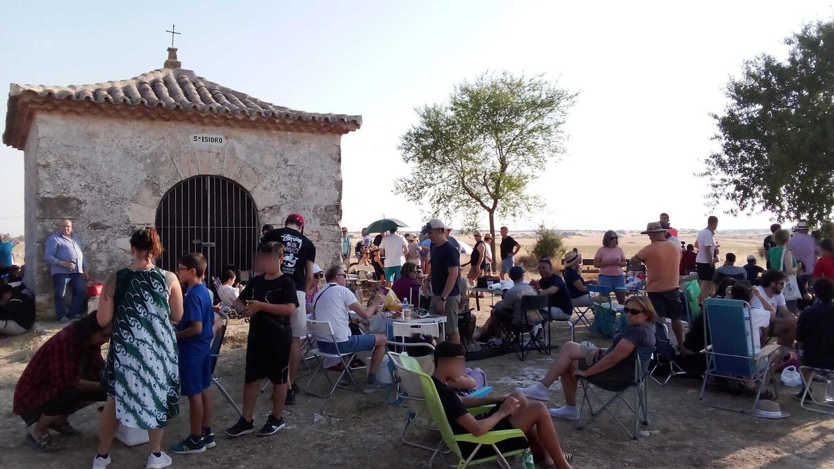 Varias personas congregadas en torno a la Ermita de San Isidro en Horche (Guadalajara) esperando a que comience el eclipse total de Sol