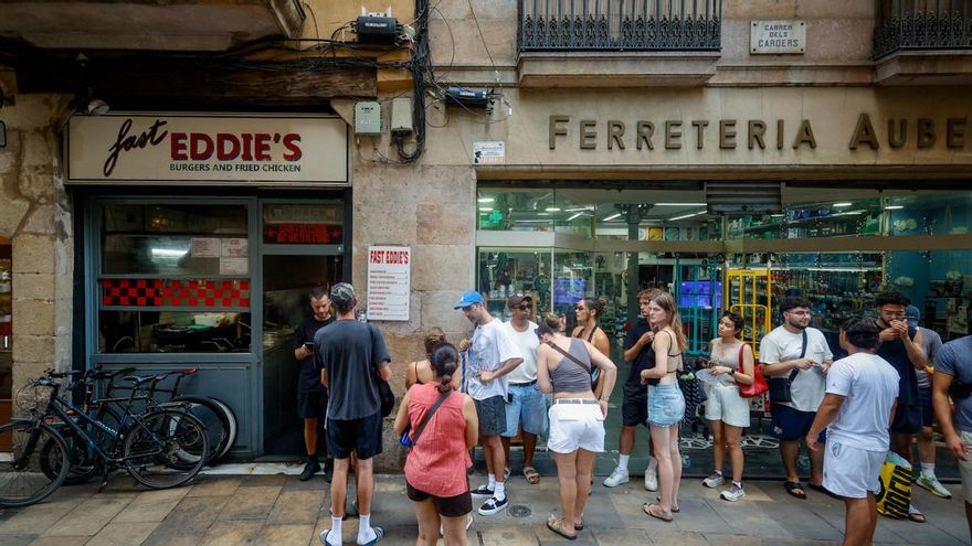 La fiebre de las colas: cómo algunas marcas nos venden que perder el tiempo por sus productos merece la pena