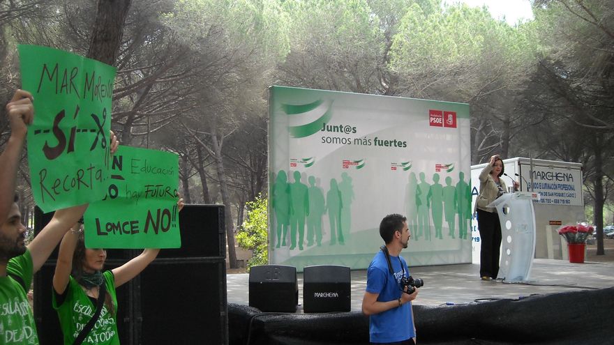 Profesores interinos protestan ante Mar Moreno en el acto del PSOE en San Roque