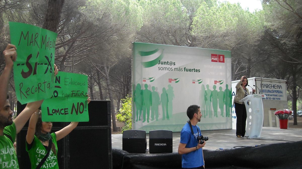 Profesores interinos protestan ante Mar Moreno en el acto del PSOE en San Roque