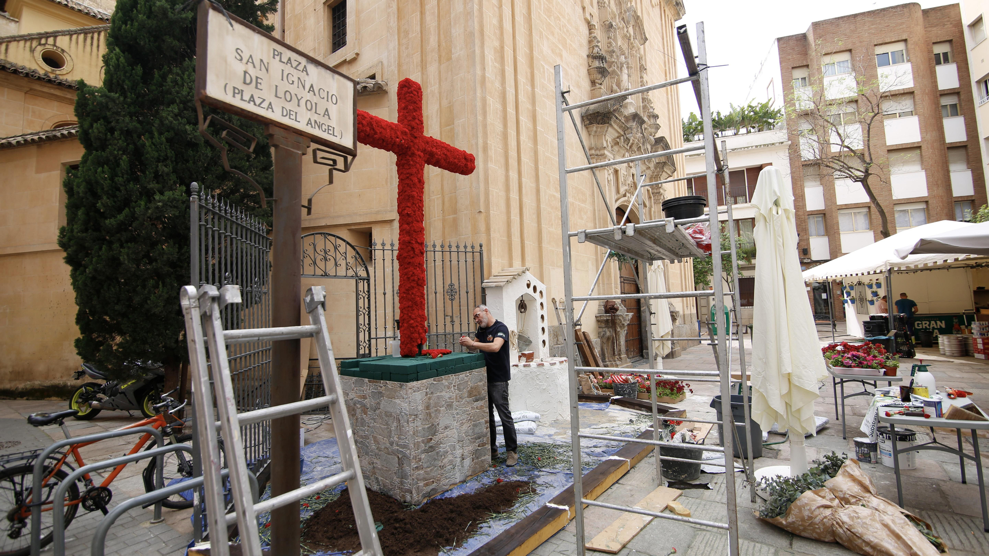 Montaje de cruces de mayo