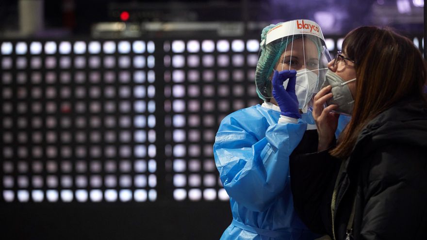 El virus vuelve a crecer en Cataluña y las UCI superan los 500 ingresados. EFE/Alejandro García/Archivo