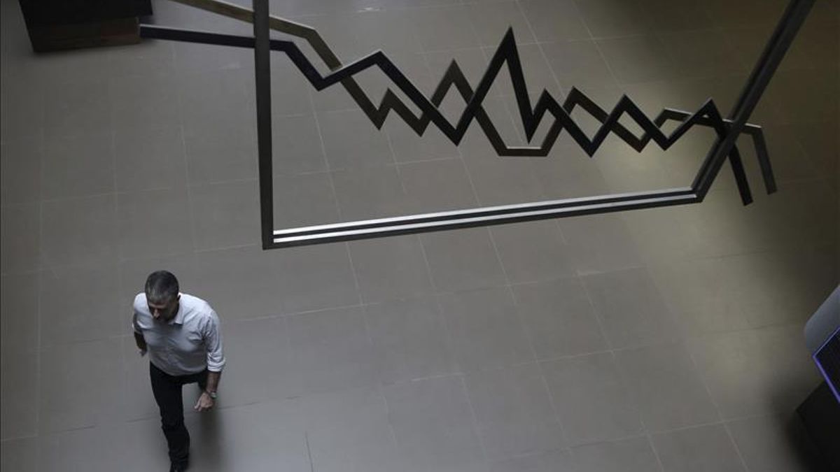 La Bolsa de Atenas se desploma el 22 % tras estar cinco semanas cerrada