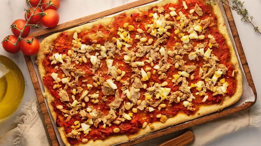 Parece pizza, pero no lo es: el plato tradicional de Alicante que es delicioso y fácil de hacer