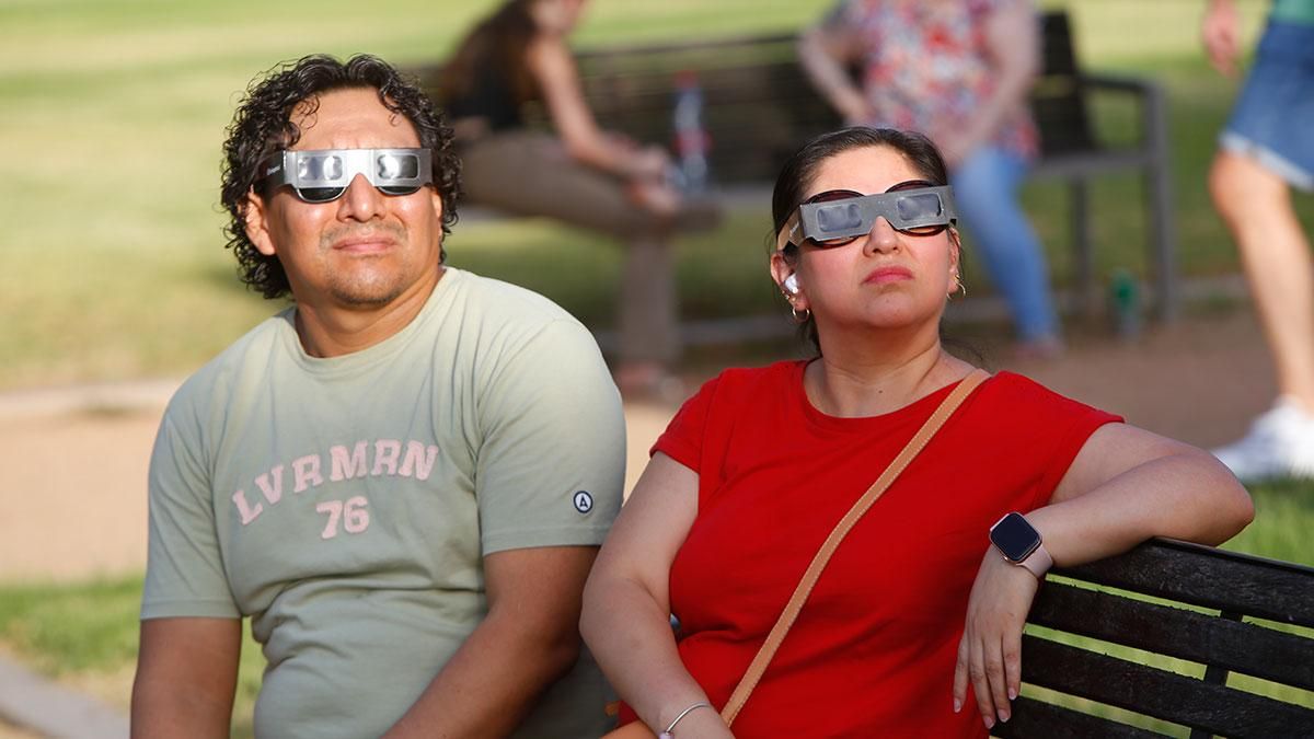 Los cordobeses se echan a la calle para ver el eclipse solar