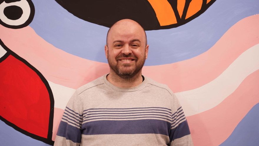 Fran Fernández, activista del colectivo LGTB+ Lambda: "El PP ve el Orgullo como un show de despedida de soltero"