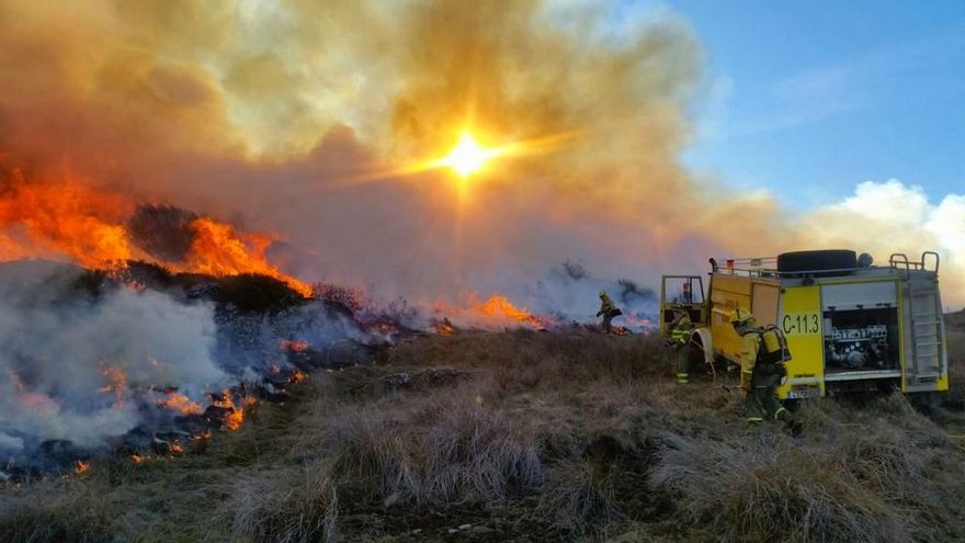Mientras nieva en el norte, al sur de la provincia de León los expertos realizan quemas controladas. / Foto @Briftabuyo