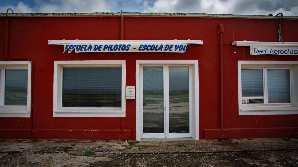 Oficines de l'Escola de Vol de l'Aeroclub al costat de la pista d'aterratge.